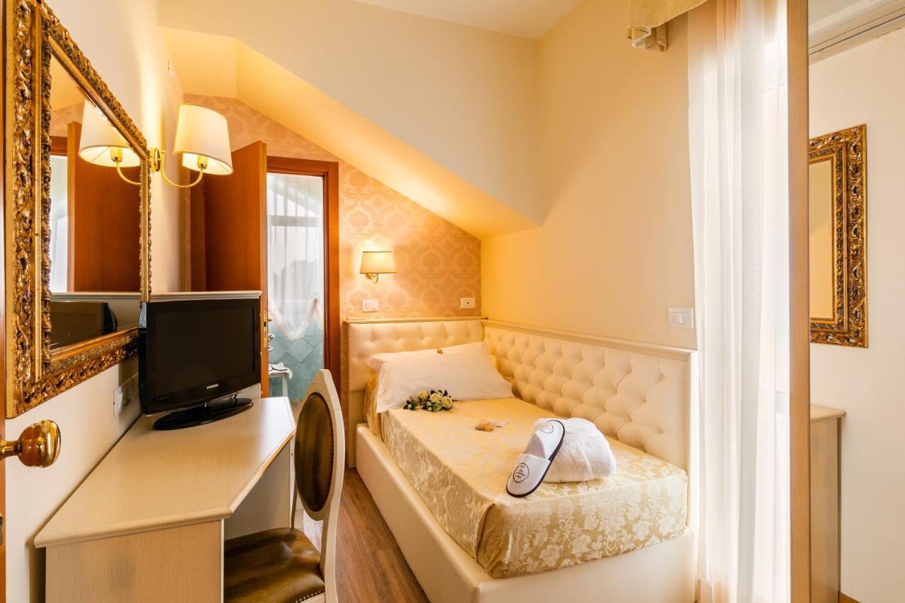 Hotel Mazzanti Milano Marittima Bagian luar foto